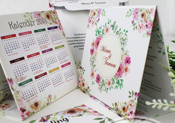 Kalender kertas lipat berbentuk bunga